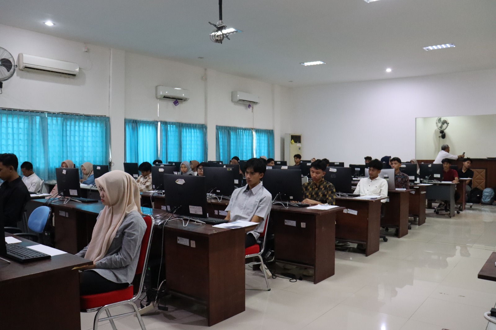 Unram Gelar UTBK Jalur Mandiri 2025, Diikuti 7.208 Peserta di 7 Lokasi Ujian